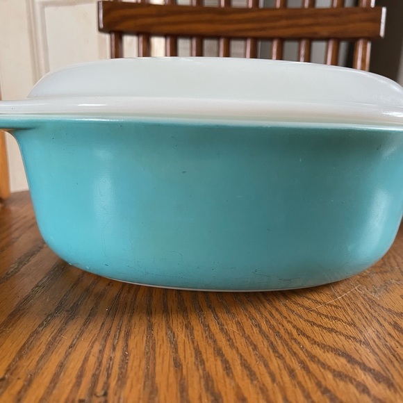 Vintage Pyrex blue casserole dish - Picture 2 of 5